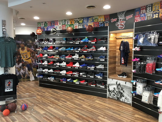 Abbigliamento e scarpe da basket Nike Adidas Jordan su store Jump Shot